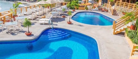 2 outdoor pools