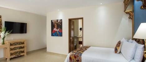 Une chambre d’hôtel avec deux lits, une télévision, une commode et un tableau au mur.