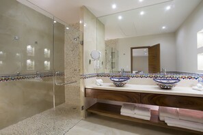 Habitacion Superior Premium | Baño | Regadera, amenidades de baño gratuitas, secadora de cabello, toallas