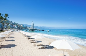 Am Strand, Sonnenschirme, Strandtücher
