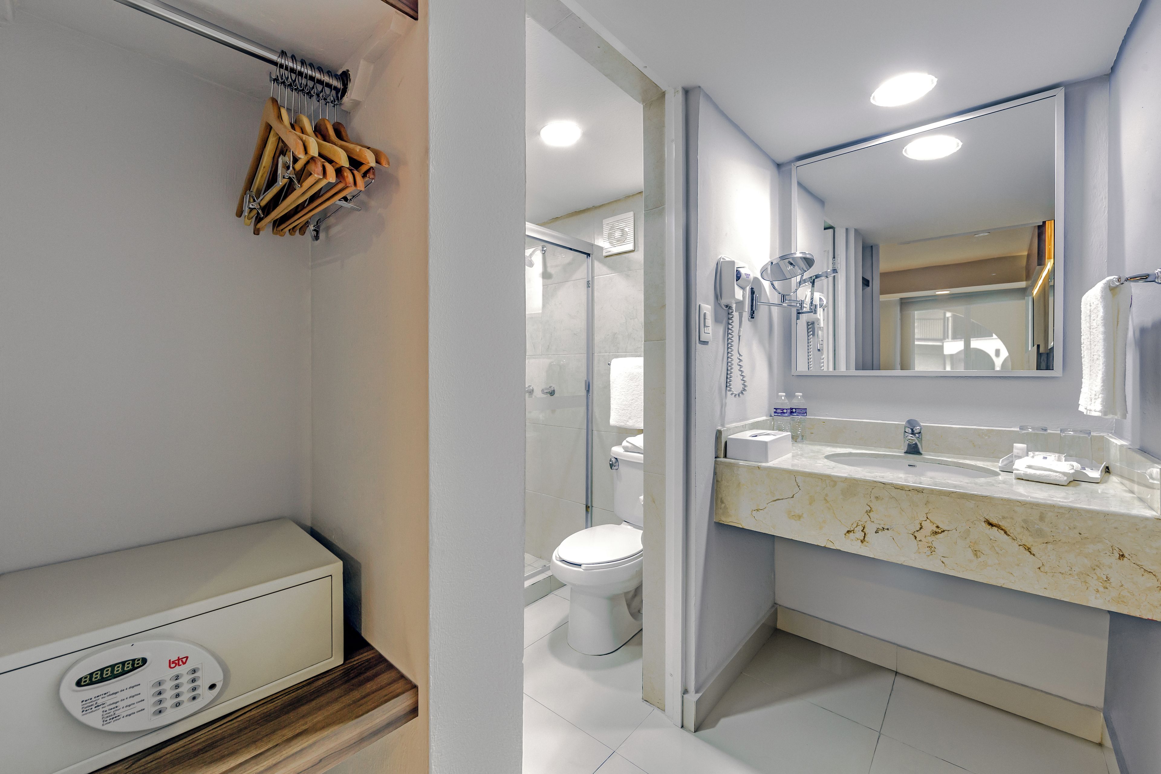 Un baño moderno con ducha, inodoro y tocador.