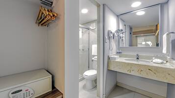 Un baño moderno con ducha, inodoro y tocador.