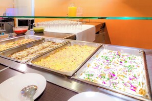 Se sirven desayunos y cocina internacional; con vista a la alberca