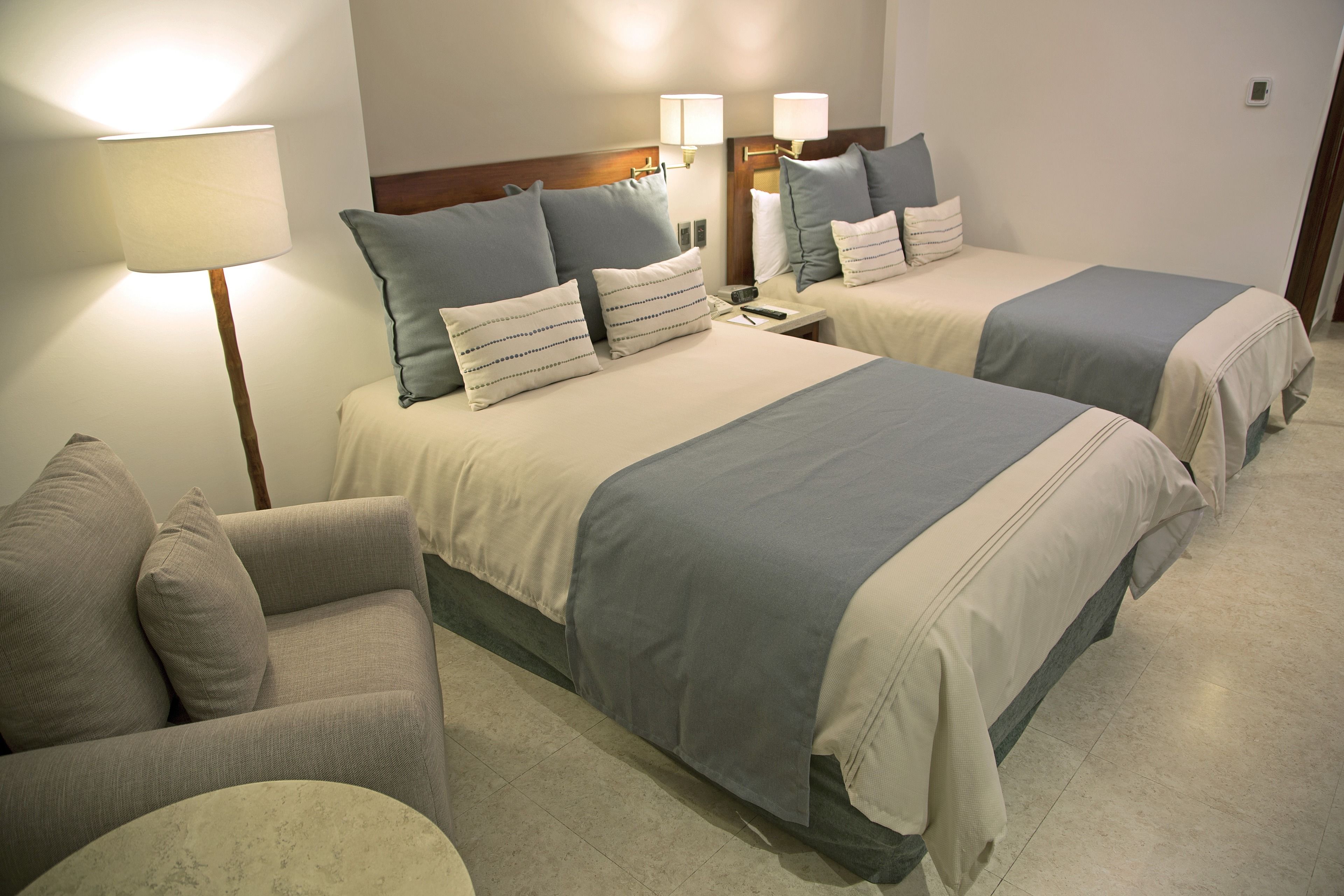 Habitación superior | Ropa de cama de alta calidad, edredón y minibar 