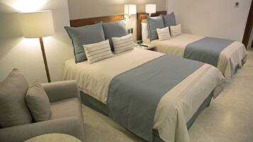 Habitación superior | Ropa de cama de alta calidad, edredón y minibar