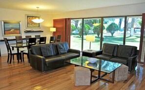 Master Suite | Sängtillbehör av högsta kvalitet, duntäcken och minibar