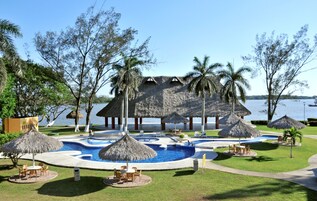 Una piscina al aire libre
