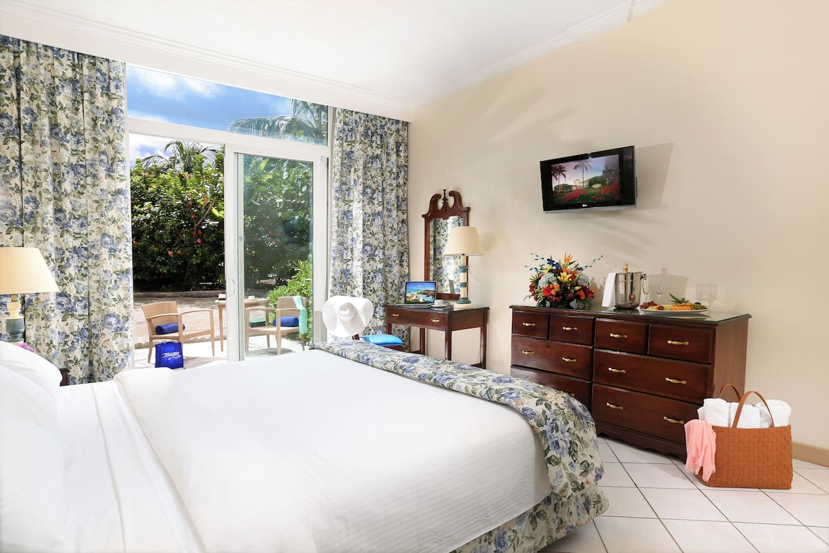 Hypo-allergenic bedding, in-room safe, desk, laptop workspace