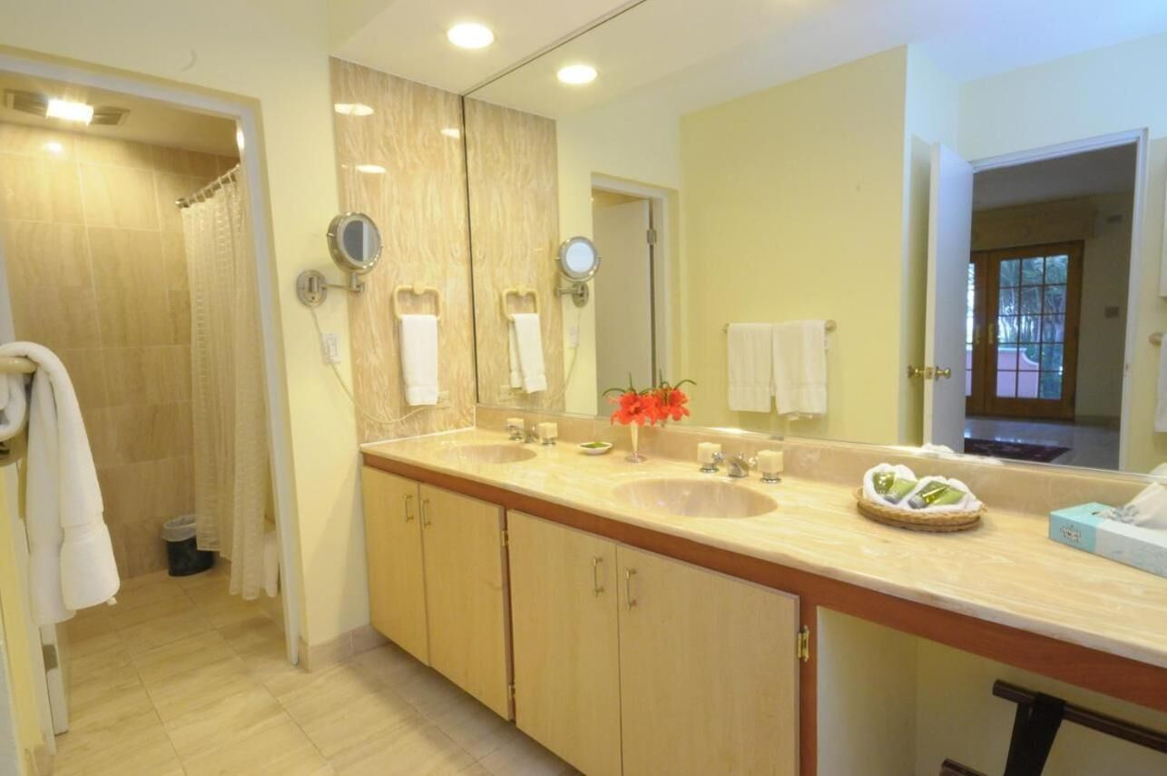 combined shower/bathtub, deep-soaking bathtub, free toiletries