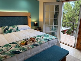 Quarto luxo, 1 cama King | Cofres nos quartos, ferros/tábuas de passar roupa, berços grátis