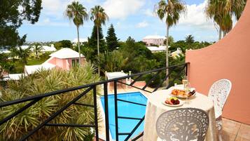 Deluxe-huone, 1 suuri parisänky | Terassi/patio