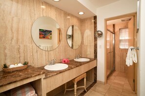 Suite estudio, 1 habitación | Baño | Tina con regadera, tina profunda, amenidades de baño gratuitas 