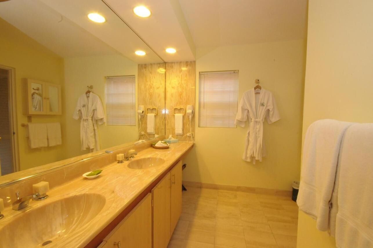 combined shower/bathtub, deep-soaking bathtub, free toiletries