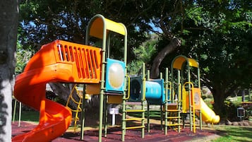 Área de juegos infantiles al aire libre