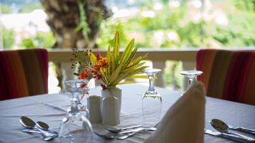 Desayuno completo (USD 35.00 por persona)