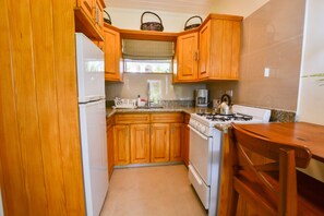 Superior Studio, 1 King Bed, Kitchenette, Garden View | Private kitchenette