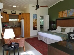 Estudio superior, 1 cama King size, cocineta, vista al jardín | Ropa de cama de alta calidad y edredón 