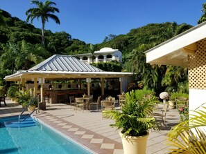 Una piscina al aire libre, sombrillas