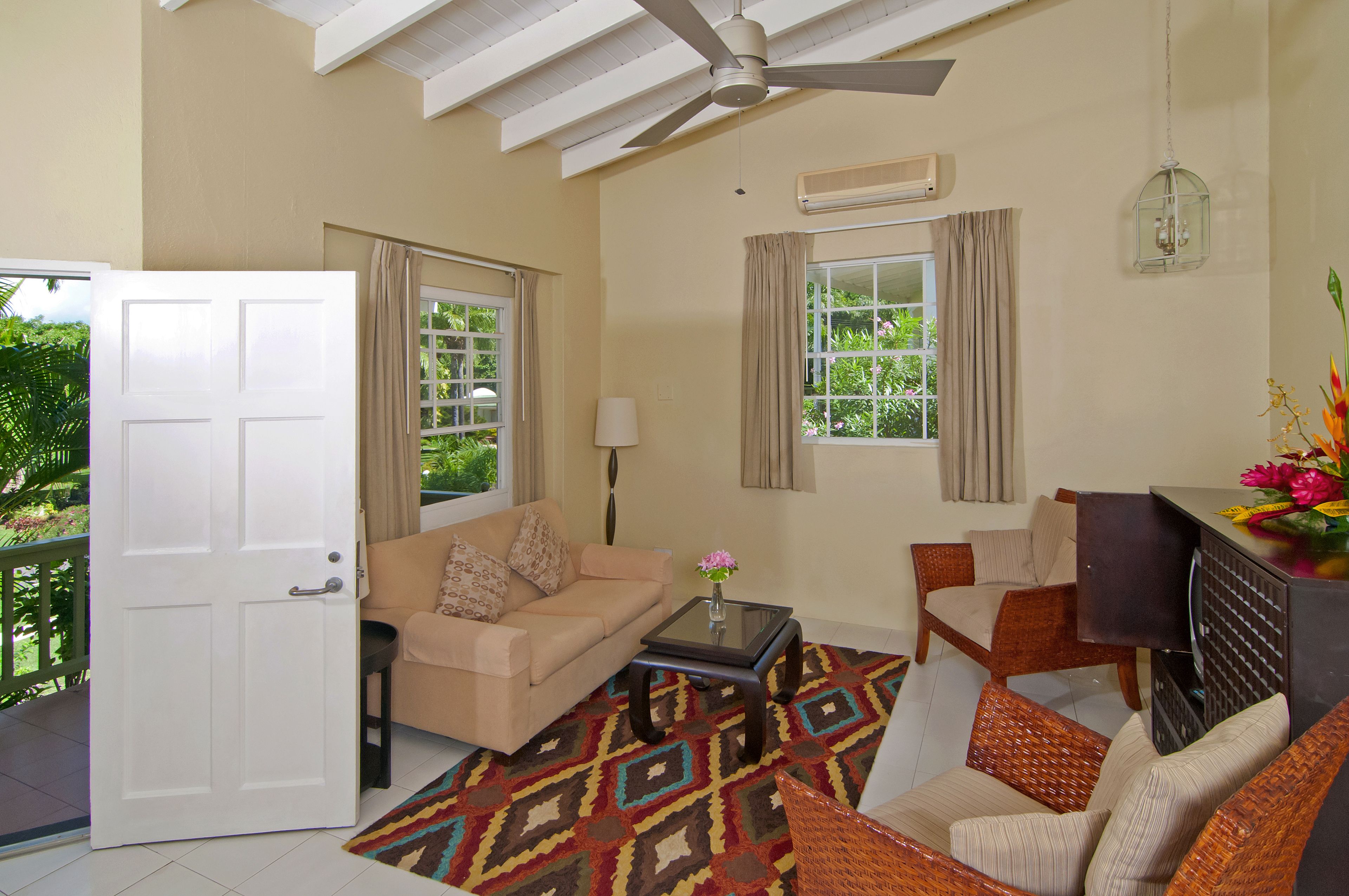 deluxe suite, 1 bedroom, kitchenette, garden view | living area | 32-inch led tv with cable channels, tv, books