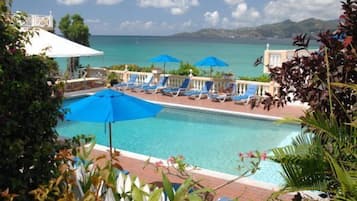 Piscine extérieure, parasols de plage, chaises longues