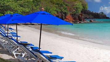 Plage à proximité, cabines gratuites, chaises longues, parasols