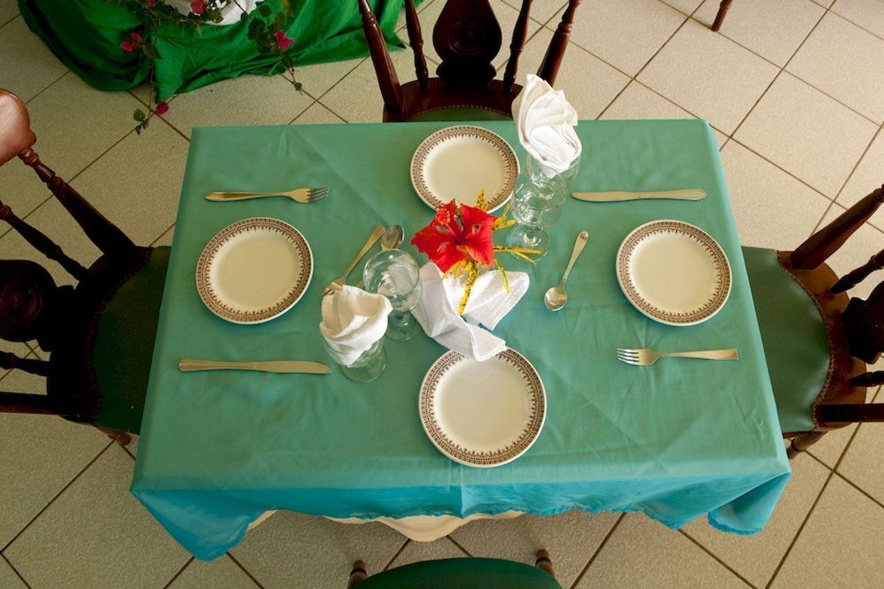 Breakfast, lunch, dinner served; beach views 