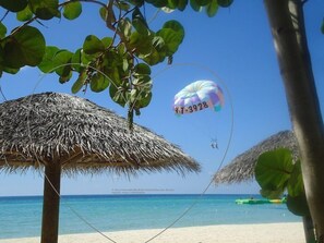 Am Strand, Liegestühle, Strandtücher, Strandbar