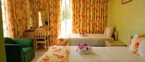 1 dormitorio, cortinas opacas, tabla de planchar con plancha