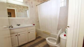 Combined shower/tub, deep soaking tub, free toiletries, towels