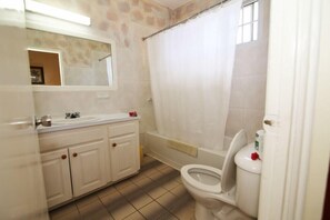 Combined shower/tub, deep soaking tub, free toiletries, towels - Foote Prints on the Sands (Negril)