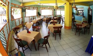 Serviço de café da manhã, almoço, jantar; vistas para a praia