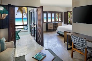 Junior suite, 1 kingsize bed met slaapbank, aan het strand | Strand | Accommodatie ligt op het strand, ligstoelen, strandlakens