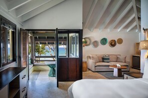 ห้องจูเนียร์สวีท, เตียงคิงไซส์ 1 เตียง และโซฟาเบด, วิวทะเล | ตู้นิรภัยในห้องพัก, ตกแต่งพิเศษโดยเฉพาะ, โต๊ะทำงาน, เตารีด/โต๊ะรีดผ้า