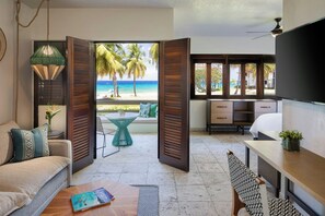 Junior-Suite, 1 King-Bett und Schlafsofa, Nichtraucher, Strandnähe | Strand | Am Strand, Liegestühle, Strandtücher