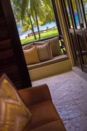 Junior-Suite, 1 King-Bett und Schlafsofa, Nichtraucher, Meerseite | Strand | Am Strand, Liegestühle, Strandtücher