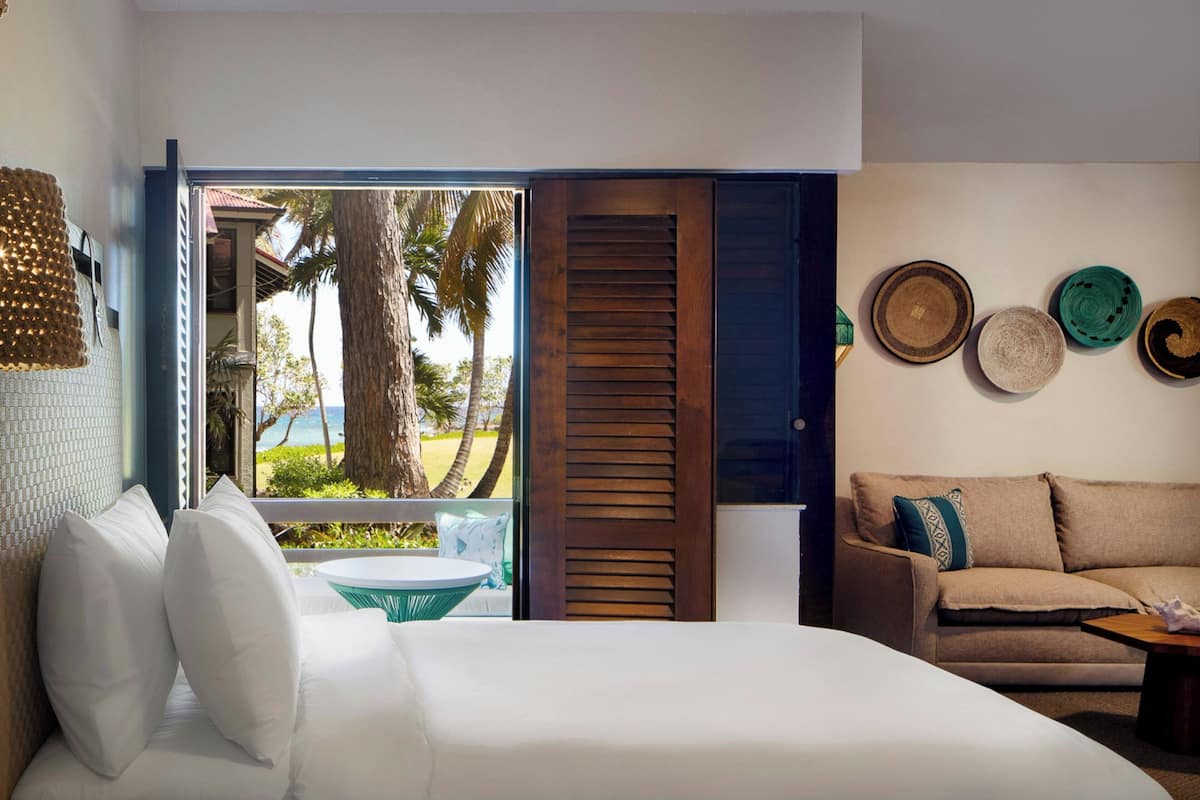 Junior Suite, 1 King Bed with Sofa bed, Non Smoking (Mobility/Hearing Access, Roll-in Shwr) | 1 bedroom, in-room safe, individually furnished, desk
