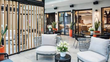 3 restaurants; lunch and dinner served