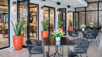 3 restaurants servant le déjeuner et le dßner, plats Cuisine brésilienne