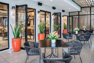 3 restaurants; lunch and dinner served