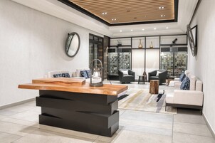 3 restaurants; lunch and dinner served