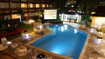Piscine extérieure, parasols de plage, chaises longues