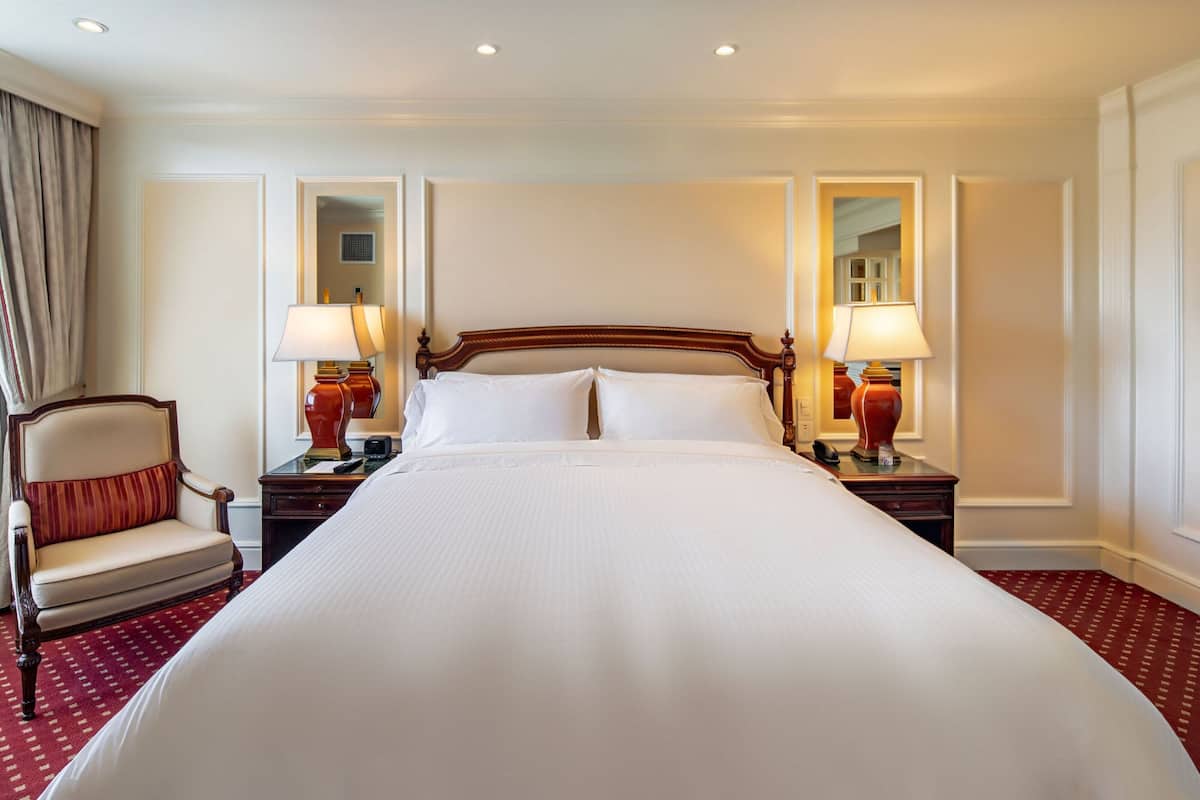 Westin, Executive Room, 1 King Bed, Executive Level | Egyptian cotton sheets, premium bedding, pillowtop beds, minibar