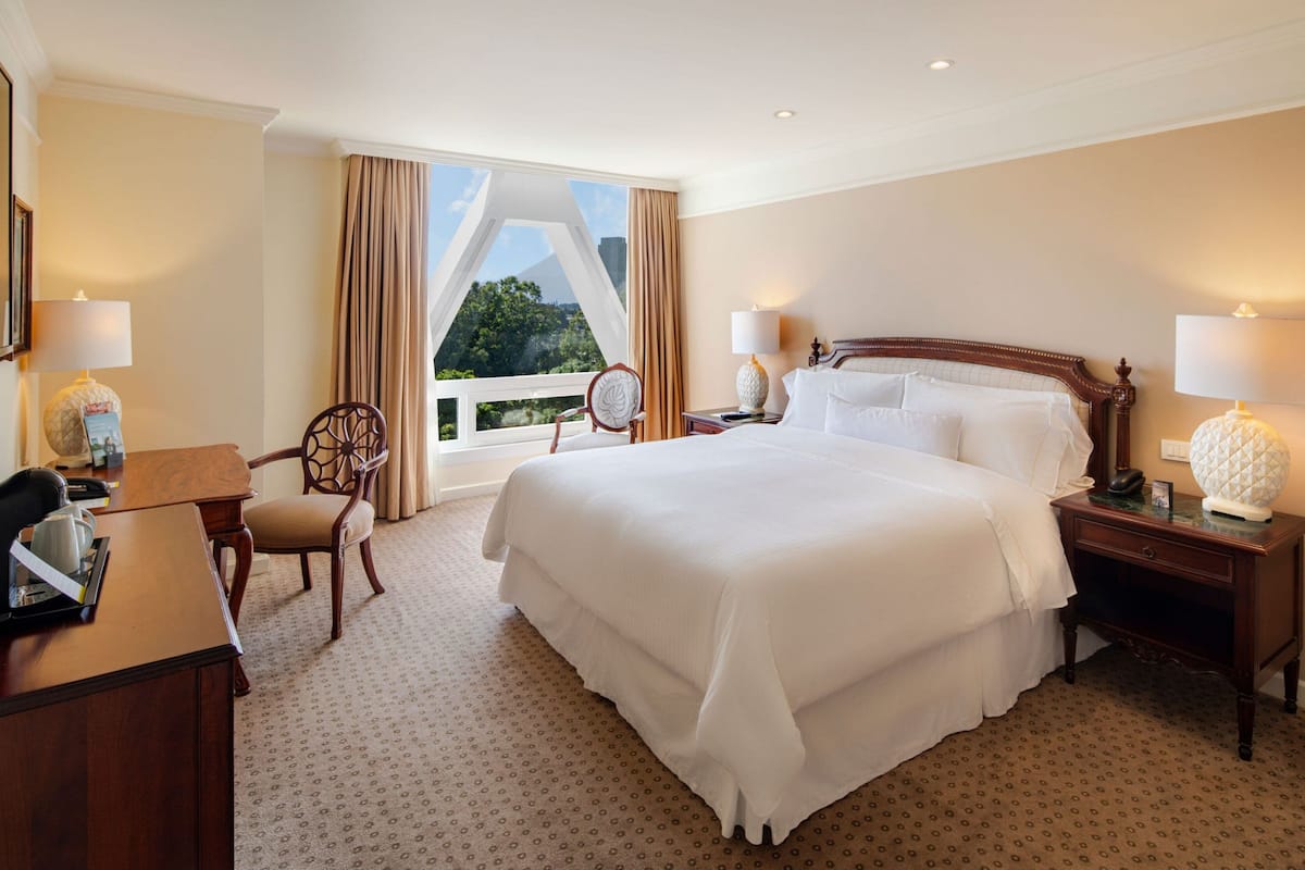 Deluxe Room, 1 King Bed | Egyptian cotton sheets, premium bedding, pillow-top beds, minibar