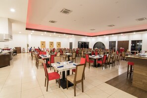 Ofereix vistes a la piscina i s'hi serveixen esmorzars, dinars i sopars 