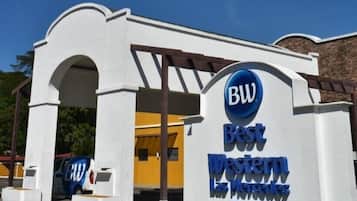 A Best Western sign at an airport entrance.