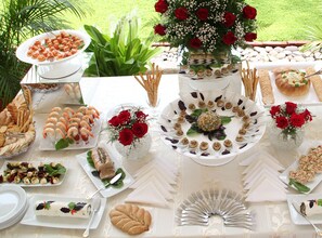 Frühstück, Mittagessen, internationale Küche, Blick auf den Pool 