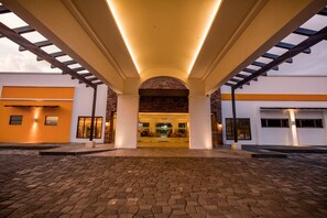 A building entrance with a cobblestone driveway, a covered walkway, and a brick facade. - Best Western Las Mercedes Airport (Managua)
