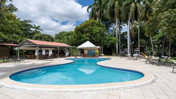 2 piscines extérieures