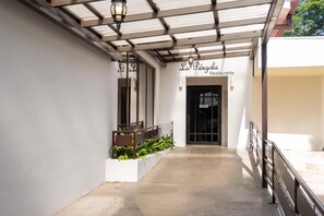 Petit déjeuner, déjeuner et dîner servis sur place, vue sur la piscine