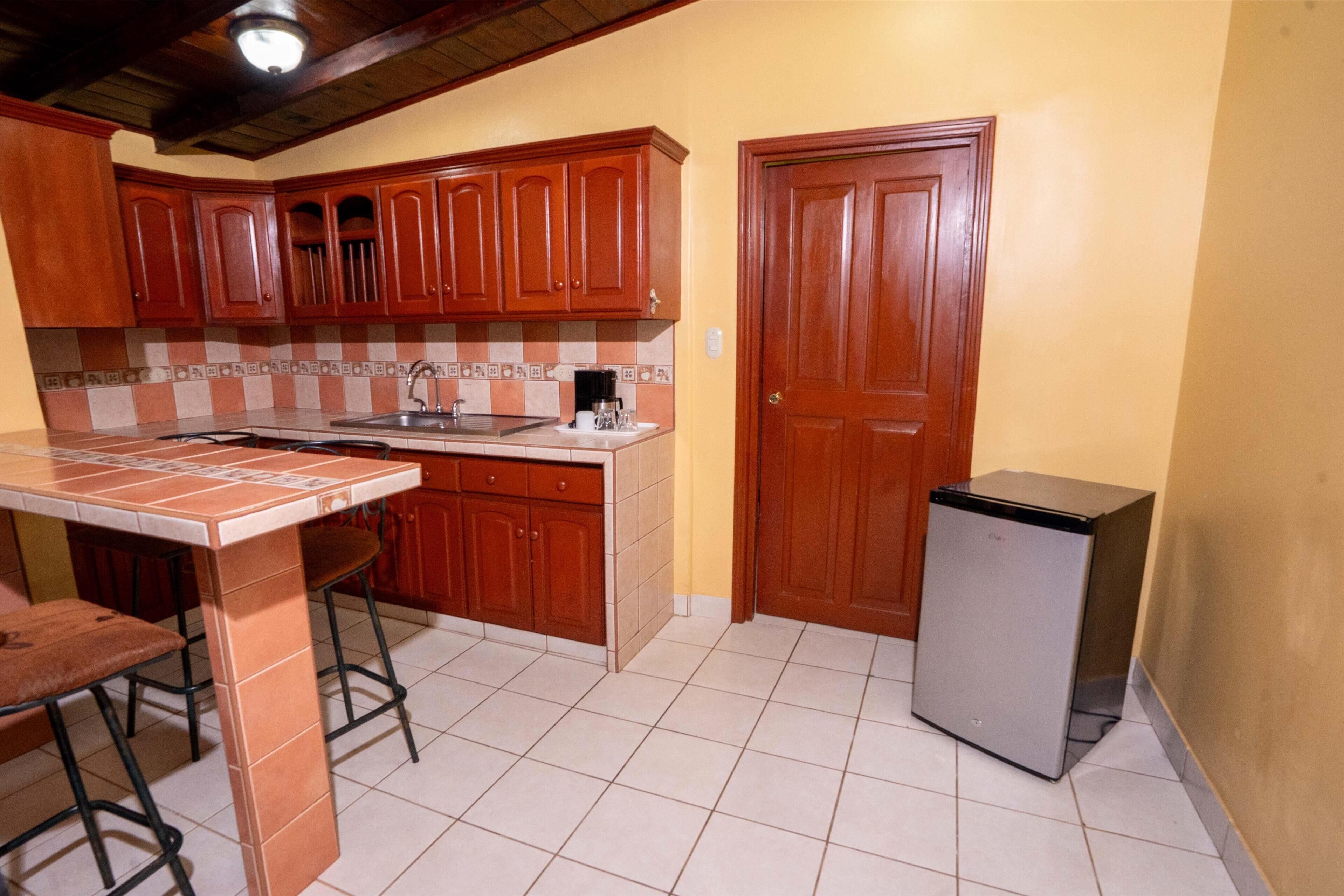 standard room, 1 king bed, non smoking | premium bedding, in-room safe, individually decorated